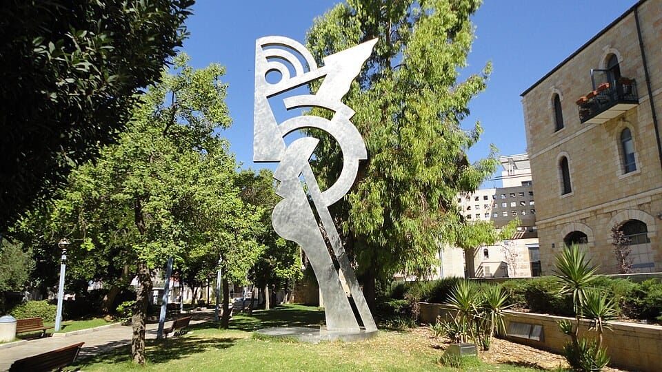 Modern Head (1974), one of Lichtenstein's public sculptures, in Jerusalem's Daniel Garden.