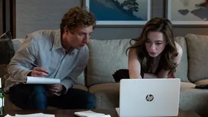 Jeremy Allen White and Mikey Madison looking at a laptop in The Social Reckoning
